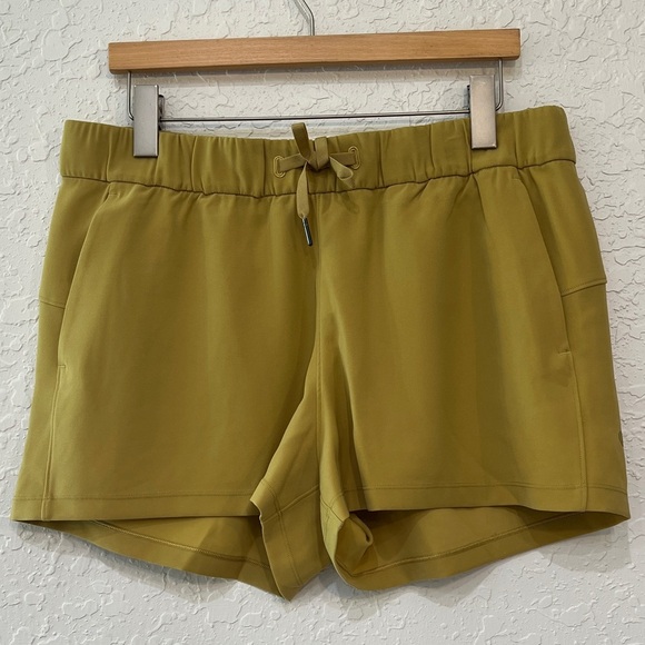 Lululemon On The Fly Woven 2.5” Shorts Vintage Gold Size 12 - Picture 5 of 12